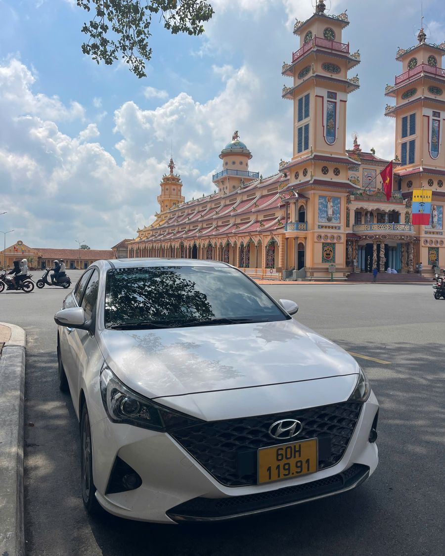 Xe Hyundai Accent của tài xế Nguyễn Thế Khang tại Tòa Thánh Tây Ninh